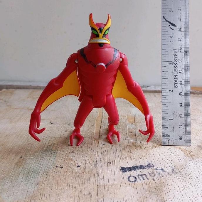 FIGURE ACTION KARTUN BEN 10 JET RAY CS99