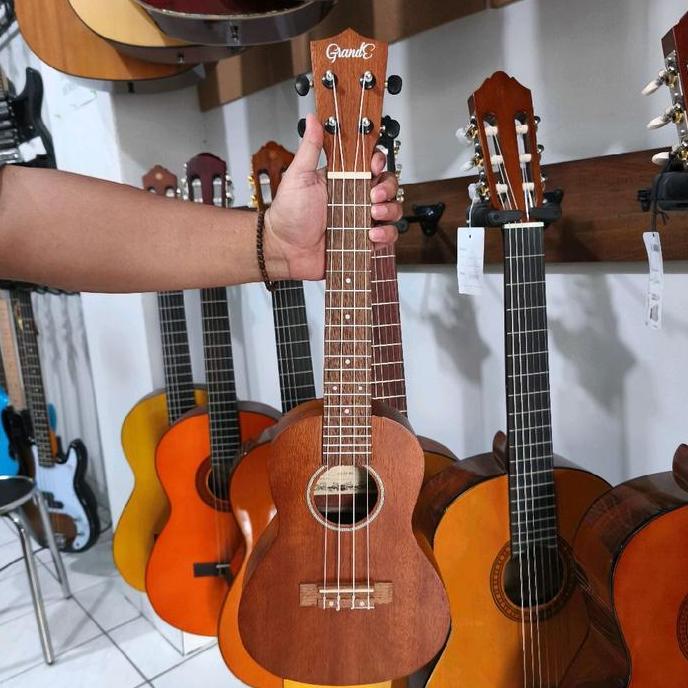 Grande Ukulele Concerto UK23 NS + Softcase MZ