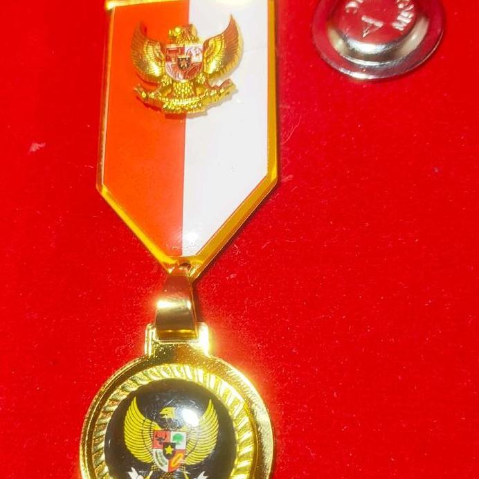 pin tiska kades pin model mendali Garuda hitam