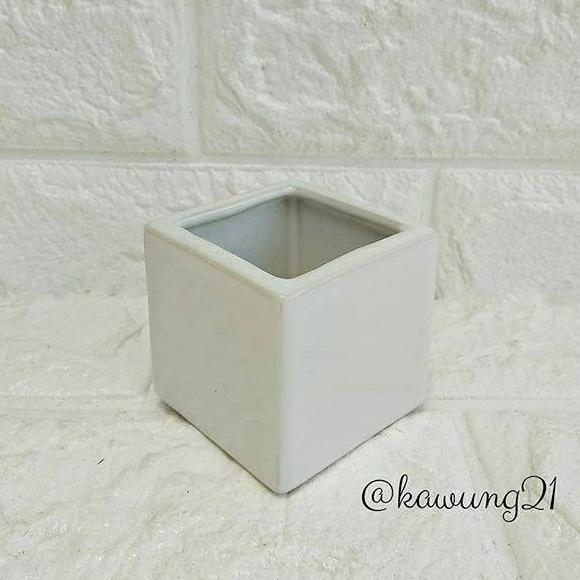 Vas02 Vas Kecil Keramik Pot Bunga Artificial  Kotak