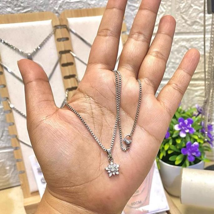 Elleria- Kalung Titanium Liontin Bunga Kecil