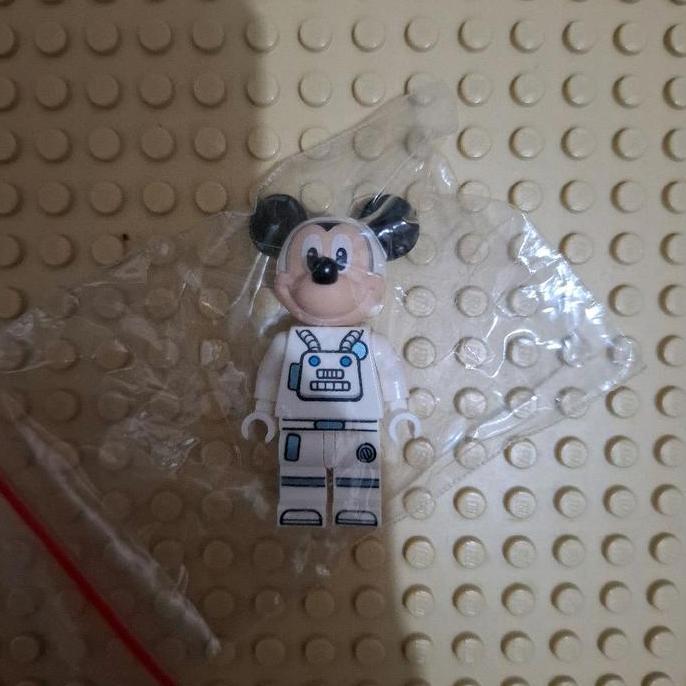 lego minifigure mickeymouse astronot