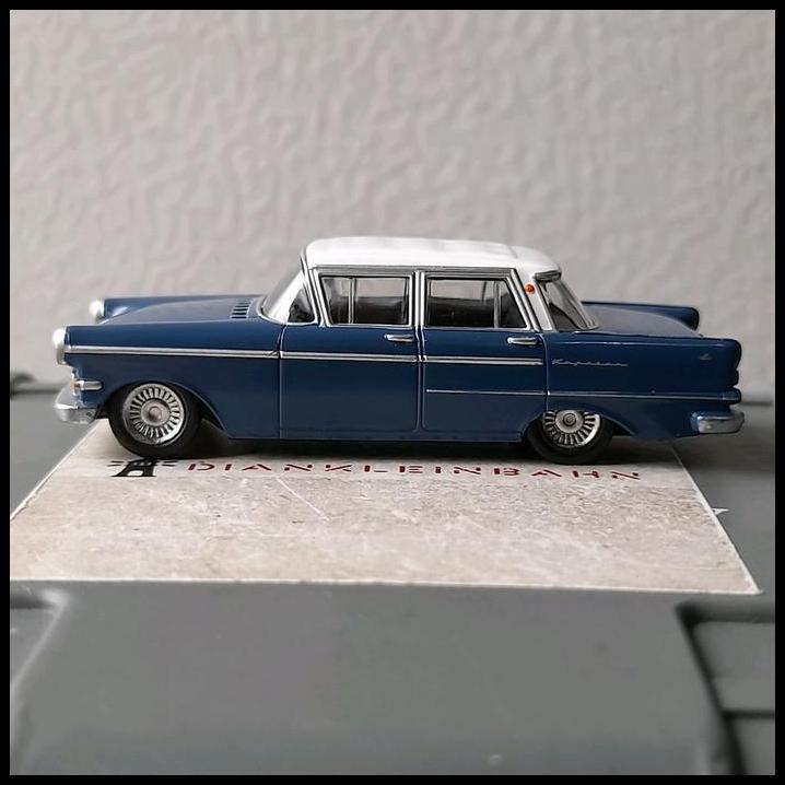 TERLARIS HERPA SKALA 1:87 - OPEL KAPITAN BIRU ATAP PUTIH (HC16) 