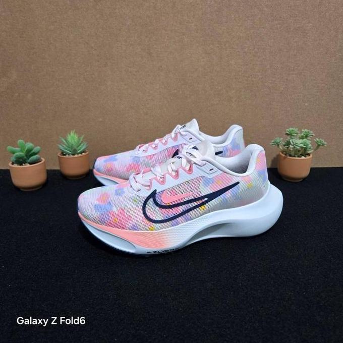 Sepatu Running Nike Zoom Wanita
