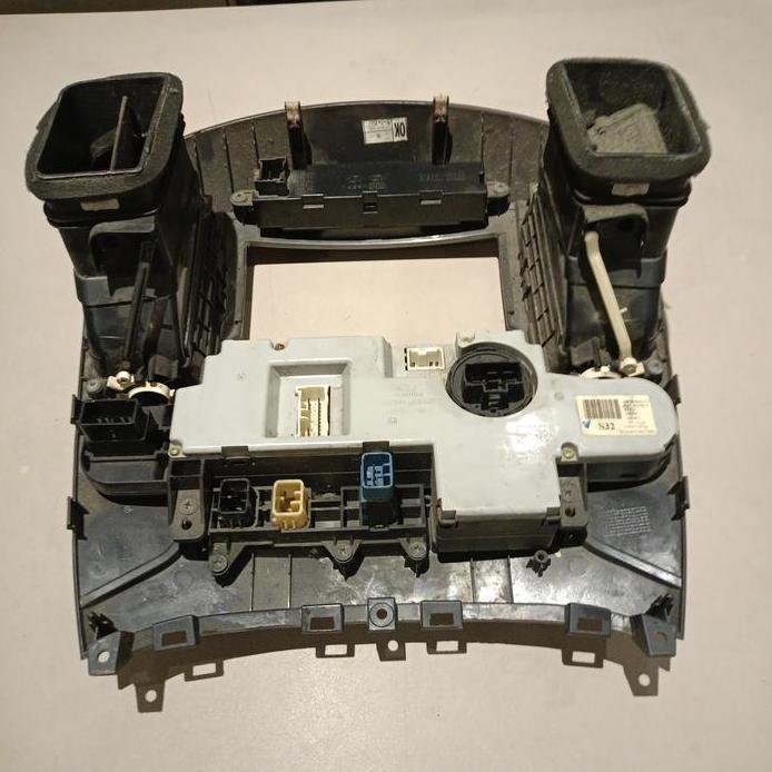 Frame Tengah Dashboard Saklar AC Hyundai H1 Copotan