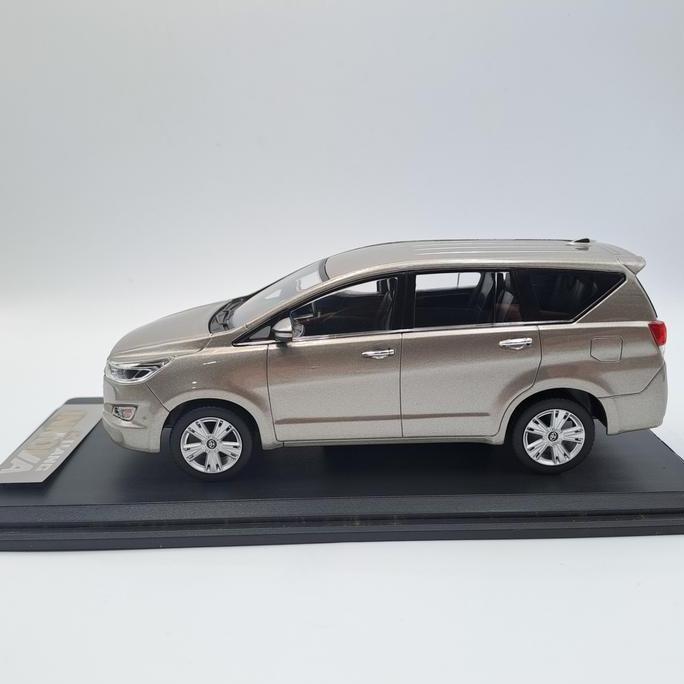 diecast toyota INNOVA Reborn 2016 scala 1:32