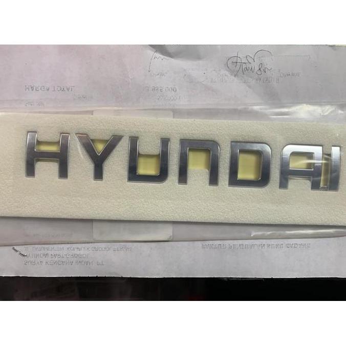 Emblem tulisan HYUNDAI mobil H1