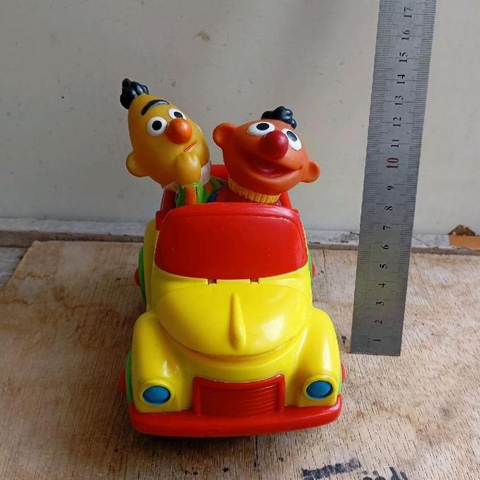 MAINAN VINTAGE MOBIL SESAME STREET MACAU CS99
