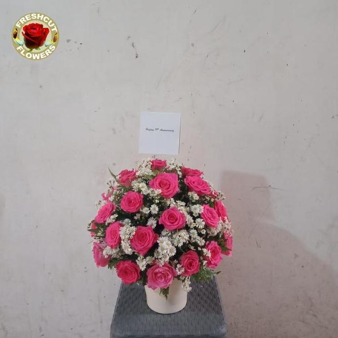 Rangkaian bunga mawar fresh dengan vas keramik bunga mawar asli
