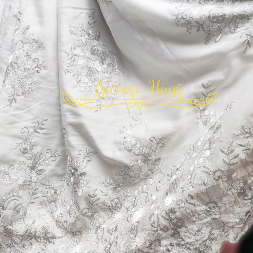 Kain Embroidery Satin Silk Saten Bordir Putih Silver Pinggiran 135 Cm
