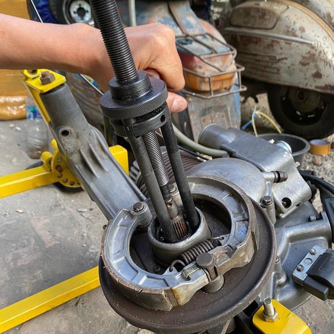 Tracker traker alat bantu copot laher bearing roda belakang vespa
