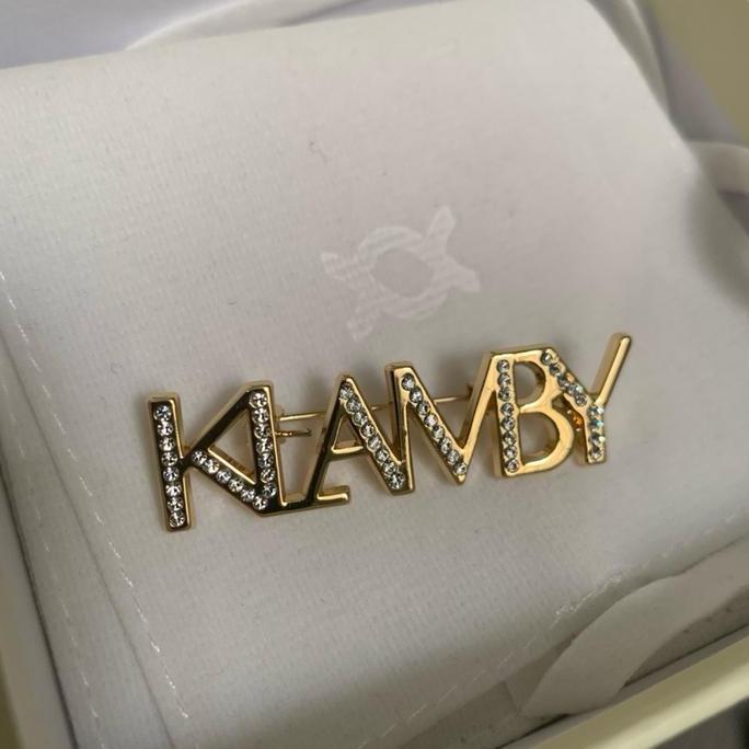 Stella Alice Brooch Monogram Klamby Identity Brooch [Kumpulan Bros Wearing Klamby]