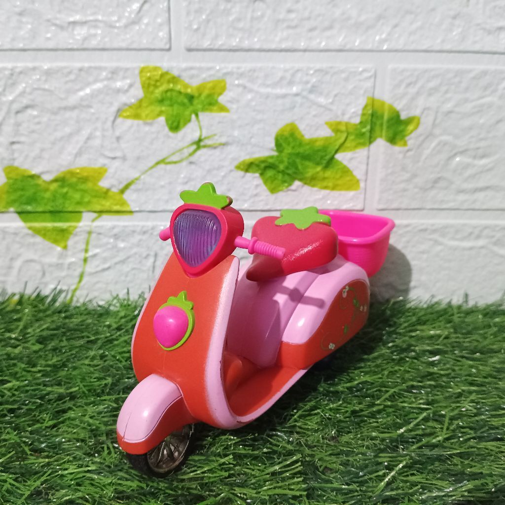 Strawberry Shortcake Scooter Vintage Preloved