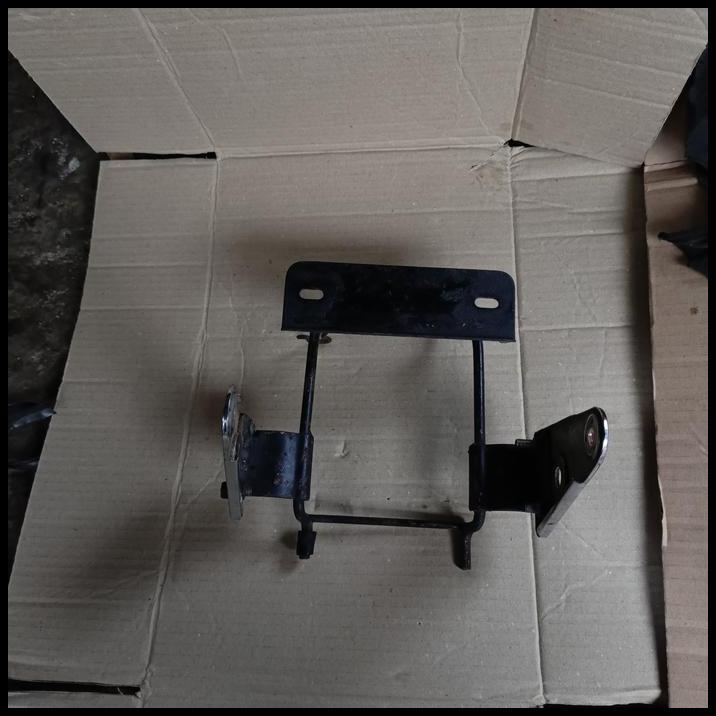 DISKON BREKET DUDUKAN KUPINGAN LAMPU DEPAN MEGAPRO OLD HIU 1999-2005 ORIGINAL 