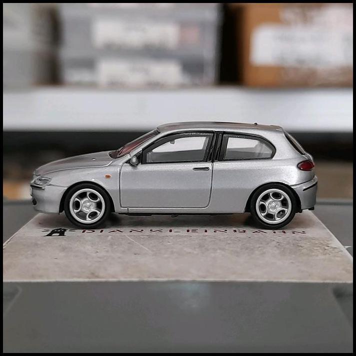 TERLARIS RICKO SKALA 1:87 DALAM BOX ACRYLIC - ALFA ROMEO 147 2001 SILVER CC230 