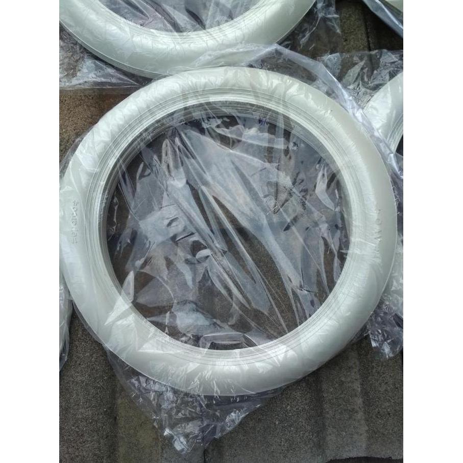 Whitewall White Wall, Lis Ban Mobil R13