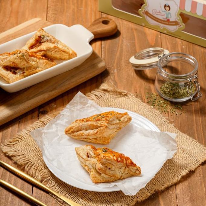 Puff Pastry Goela Semoet ( Potato Cheese / Chicken Curry / Apple Puff )