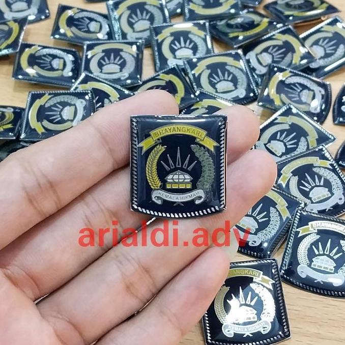 satu set papan nama & pin BHAYANGKARI nametag grafir bhayangkari peniti