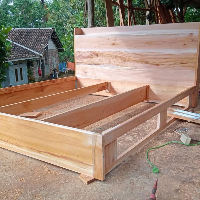 dipan tempat tidur kayu 180 x 200