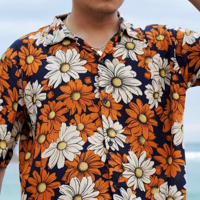 BELI BEACHWELL Baju Kemeja Pantai Pria Oversized Lengan Pendek Rayon Viscose Motif Flowers Nara Nyam