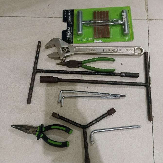 Paket Pekakas Pelengkap Bengkel Motor Termasuk Alat-alat Seperti Kunci Pas Pliers dan Tongs Untuk Se
