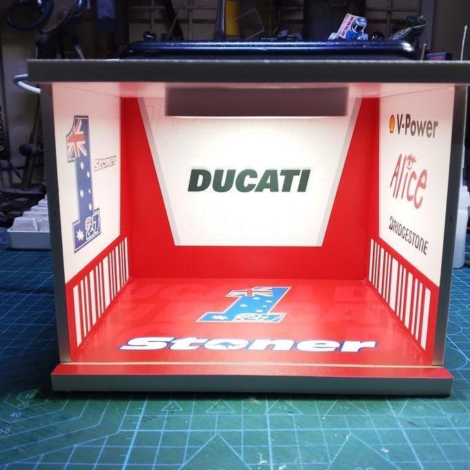 (Mainan Kertas) DIORAMA GARASI/PADDOCK Diecast 1/18 Ducati Casey Stoner 1