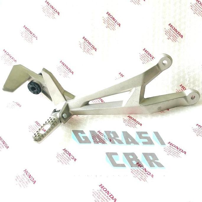 HOLDER PILLION STEP REAR ASSY CBR 250RR - FOOT STEP BELAKANG CBR 250RR - PIJAKAN KAKI BELAKANG CBR 2