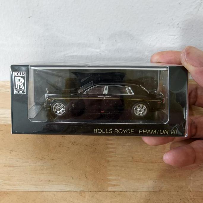 Rolls Royce Phantom VII Black Diecast Koleksi Mobil Mainan Mini Scale 1/64 Dengan Kotak Akrilik Coco
