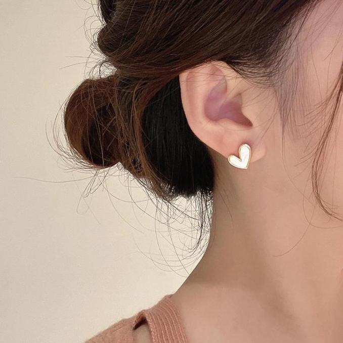 New - Anting Titanium Wanita Hati Putih 1130