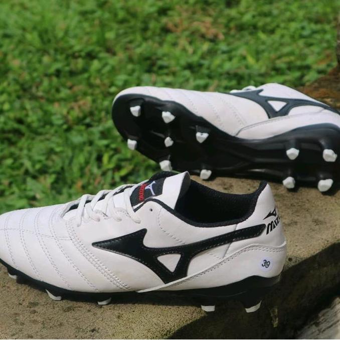 Sepatu bola kulit sapi asli sangat kuat