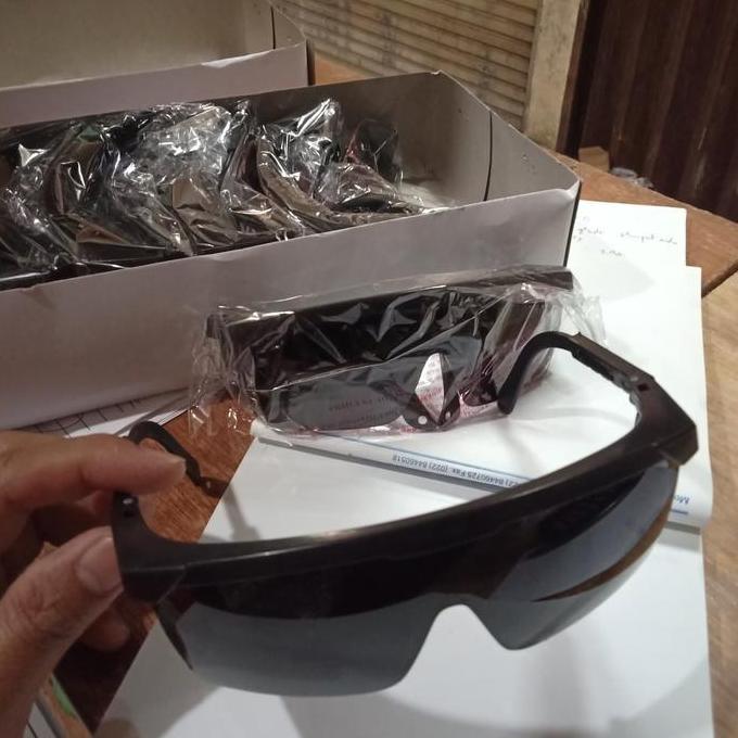 kacamata las listrik hitam gelap