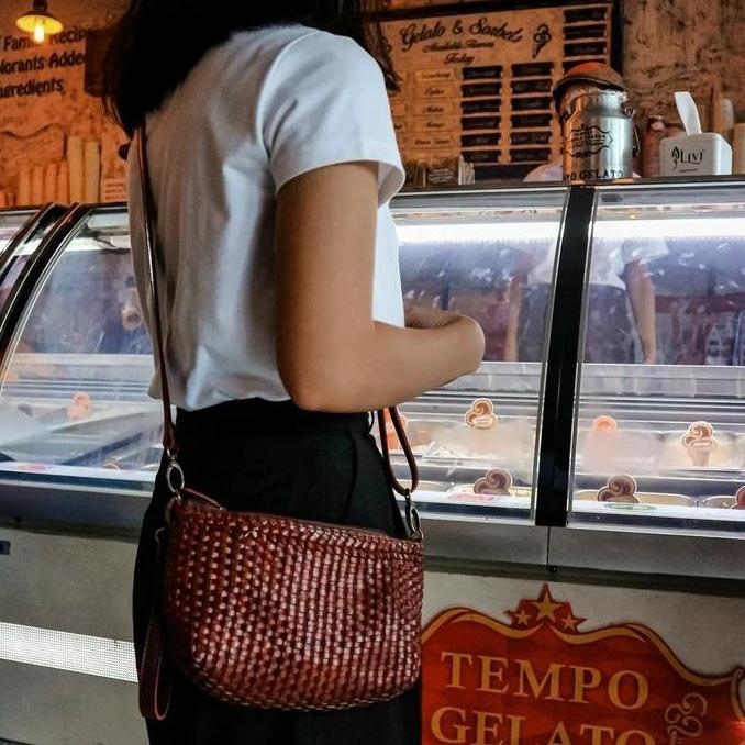 clutch wanita kulit sapi asli | tas anyaman