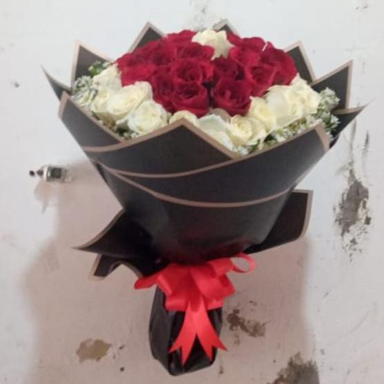 Fiore- BuketBunga Mawar Merah Mix Mawar Putih Asli Dan Fresh KertasHitam Hadiah Ulang Tahun Fresh Fl