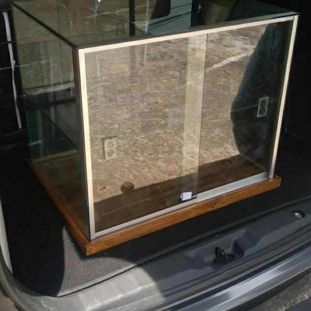 etalase kaca frameless kue donat alas kayu jati belanda 40x30x40 pintu