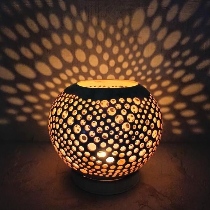 Leolle Bali Tempat Lilin Batok Kelapa Ukir | Wadah Lilin Hias Eco-Friendly Alas Batu Palimanan | Dek