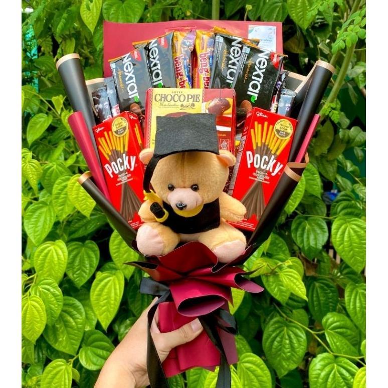 Grosir Buket Snack Premium Chocopai Boneka Wisuda Elegan Merah Hitam Kertas Cellophane / Buket Snack