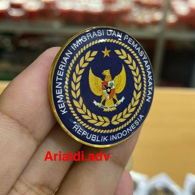 pin logo custom kuningan tebal dilapis resin magnet pin custom logo sendiri