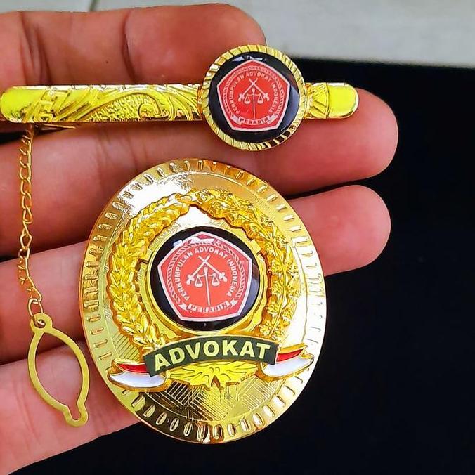 PIN ADVOKAT PERADIN DAN JEPIT DASI PERADIN