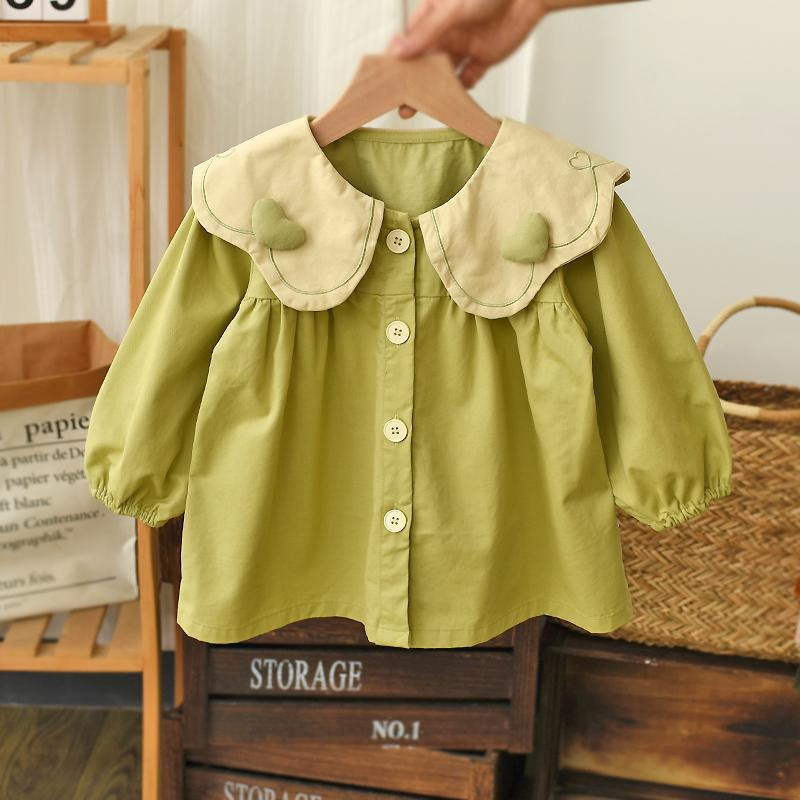 Mantel anak perempuan yang stylish dan modis, mantel trench anak-anak, atasan putri kecil.