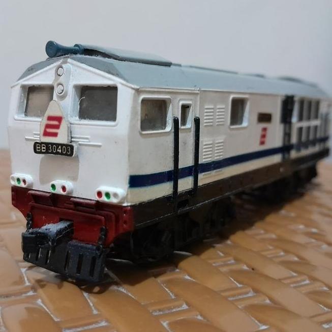 MINIATUR KERETA API INDONESIA LOKOMOTIF BB304 PERUMKA AGUNG CRAFT