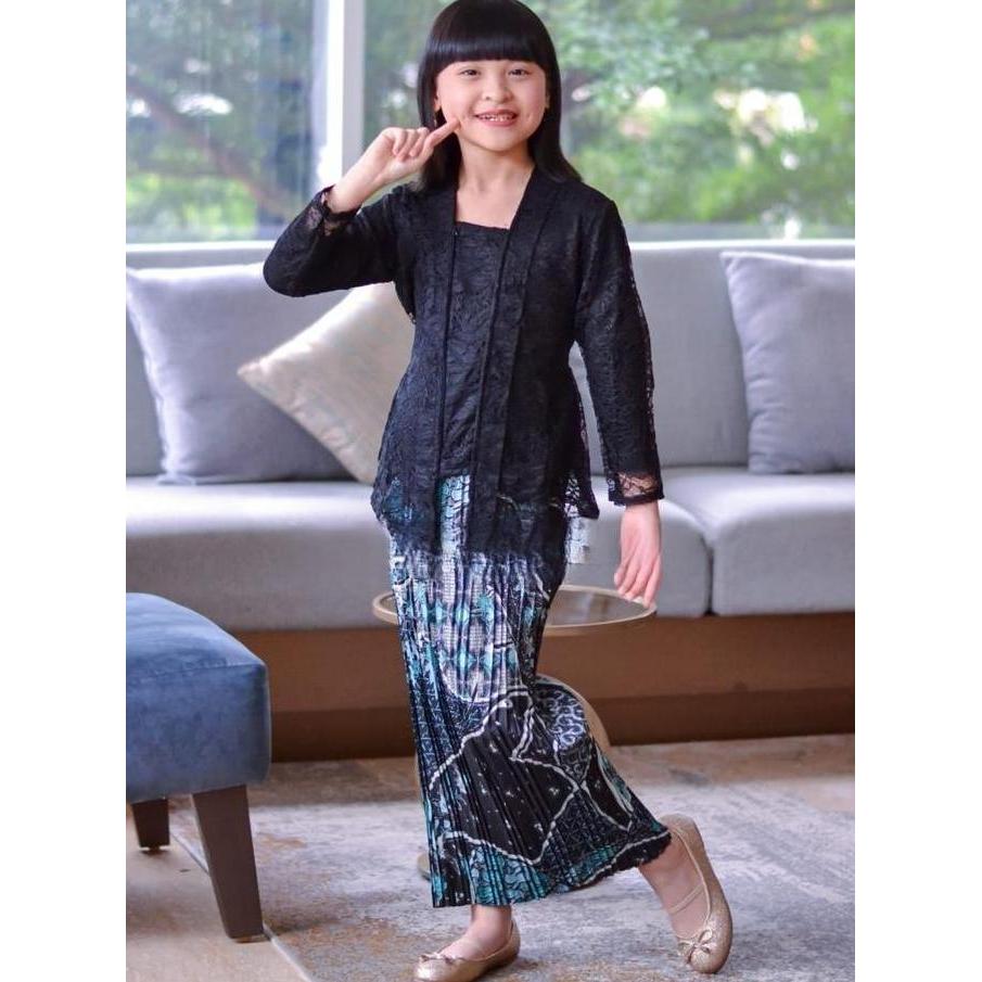 Setelan Kebaya Kutu Baru Wisuda Anak // Kebaya // Kebaya Kutu Baru // Kebaya Wisuda // Kebaya Modern