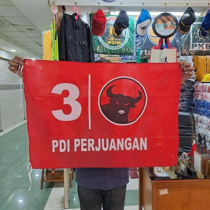 bendera jalan partai pdi perjuangan