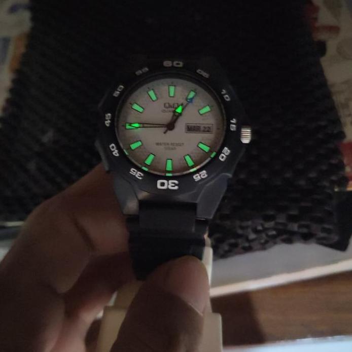 Ready  Q&Q QnQ QQ Analog Jam Tangan Pria Karet Hitam A170J002Y Original