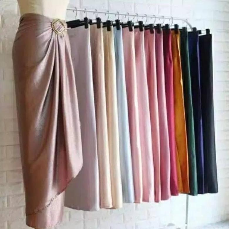 Discount Rok lilit satin // satin wrap skirt // bawahan kebaya // rok polos // rok satin