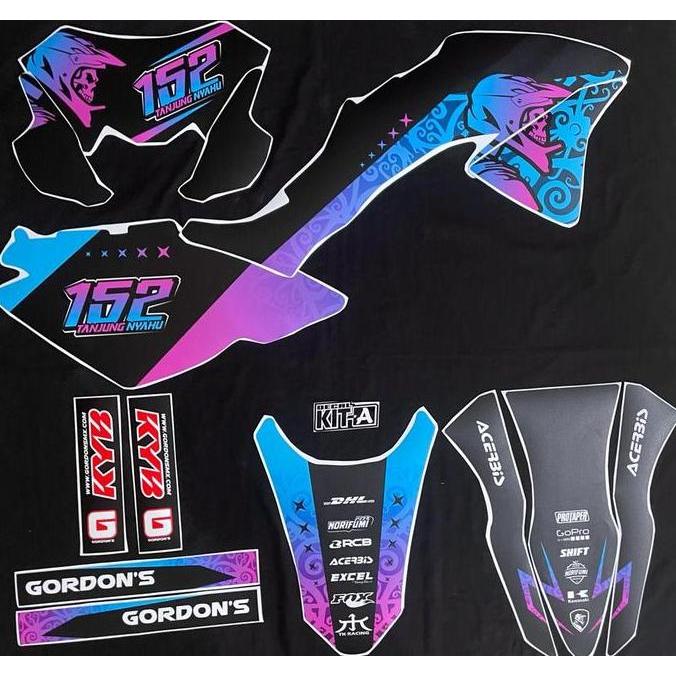 stiker decal motor KLx 150 BF Motif Skull Helmet Hitam Warna Gradasi Biru Pink
