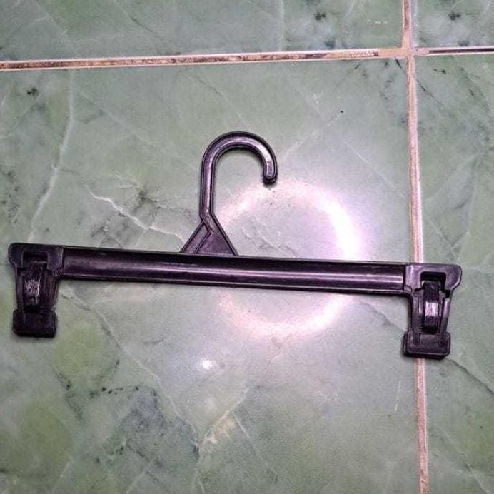 Hanger Jepit Celana Hitam 12 Pcs Plastik Tebal