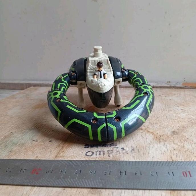 FIGURE KARTUN BEN 10 CRUISER UPGRADE BANDAI CS99