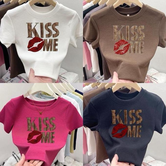 Atasan Wanita Rib Baju Kaos Crop Top Santai Rib Knitwear Cewek Tee Pendek Motif Kiss Me G Full Print