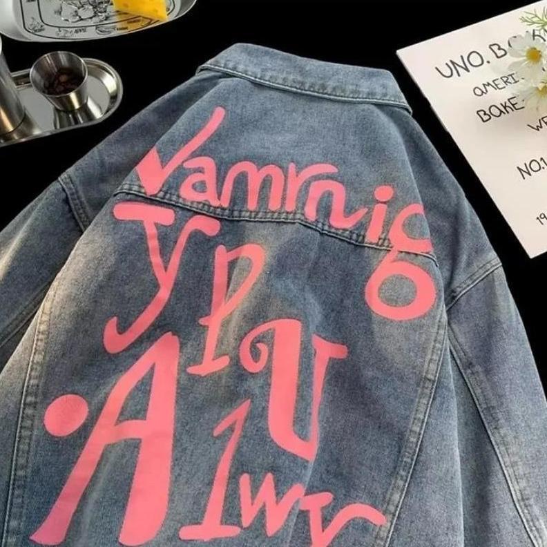 new product jaket denim wanita dengan pola tulisan kekinian / jaket denim wanita dengan gaya modern 