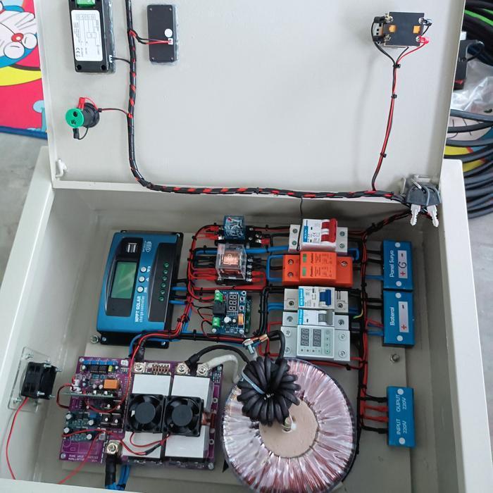 box panel PLTS hybrid 1300w LF inverter 24v scc 100A otomatis